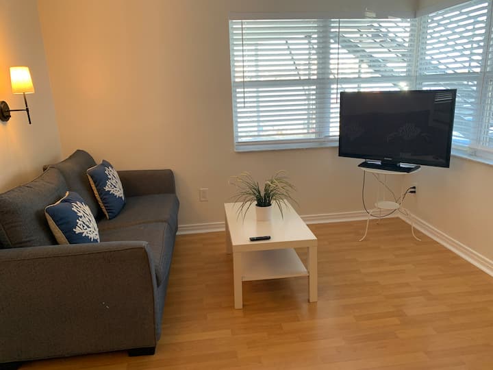 Cozy 1 Bedroom Getaway Walk To Clearwater Beach - Clearwater Beach, FL