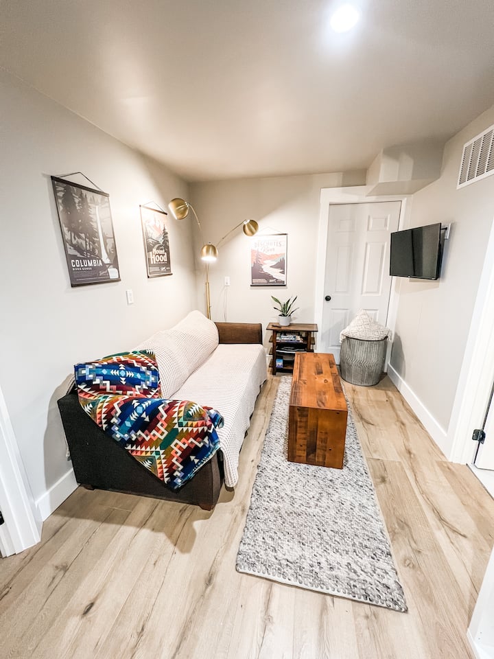 منطقة معيشة مع سرير أريكة هواء/رغوة بحجم كوين، وألعاب، وكتب، وألغاز، وتلفزيون ذكي، وبياضات. ارفع قدميك مع الفشار وعرض أو تحدي شريكك في الغرفة في لعبة سكرابل!