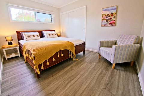 Peaceful Retreat: Cozy Bed, Streaming & Kitchen