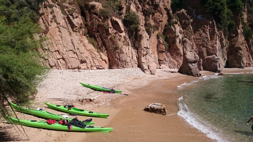 Blanes Beach Bliss – Private Cove and Pool gallery image 3