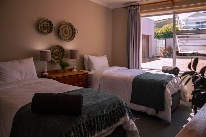 Повлечете се удобно во нашата двокреветна соба, со сопствена бања со туш и тоалет. 

Удобен рај наменет за опуштање, обезбедувајќи мирен ноќен одмор.