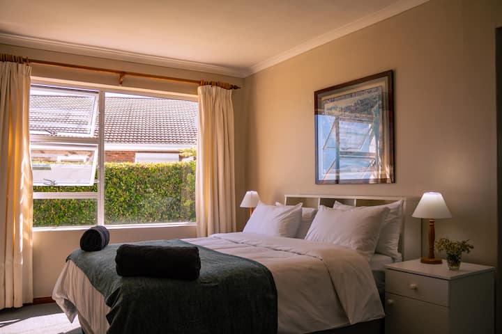 Почестете се во нашата брачна спална соба со сопствена бања и прекрасен поглед кон океанот. 

Повлечете се во мирен сон со звукот на брановите како приспивна песна, будејќи се во свет каде што удобноста се среќава со крајбрежната убавина.