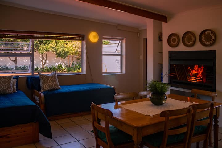 Задната куќа е опремена со внатрешен камин,  кревети, трпезарија и кујна.