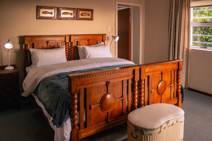 Уживајте во нашата главна спална соба, опремена со сопствена бања и директен поглед кон океанот кој го одзема здивот од креветот.