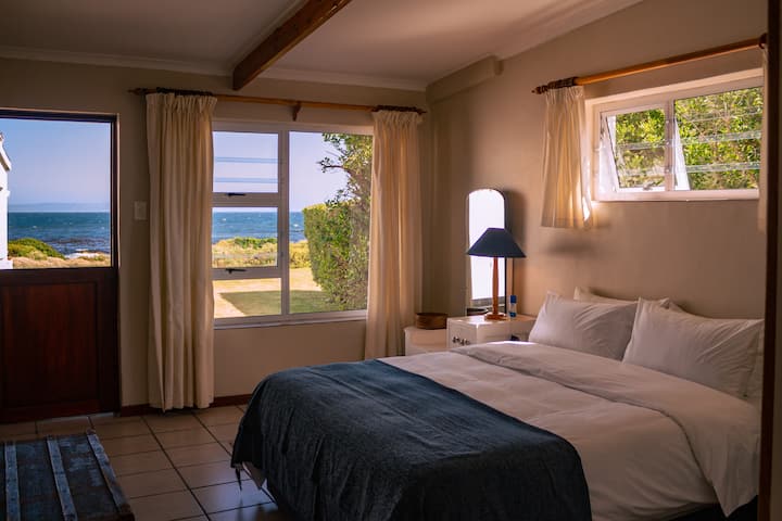 Задна главна спална соба со сопствена бања, туш, тоалет и прекрасен поглед кон океанот.