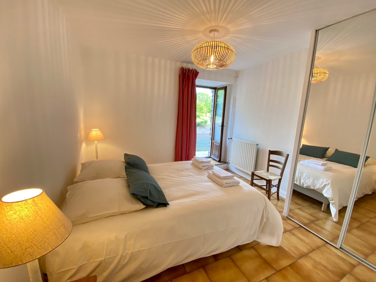 Phòng ngủ hoa hồng với giường đôi ở tầng trệt/giường đôi tầng 1