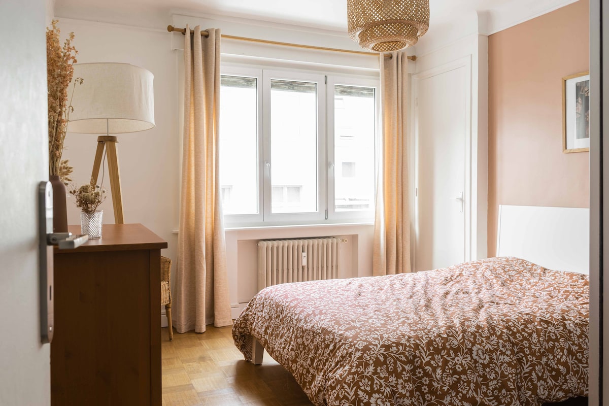 Голяма, добре декорирана и уютна стая  