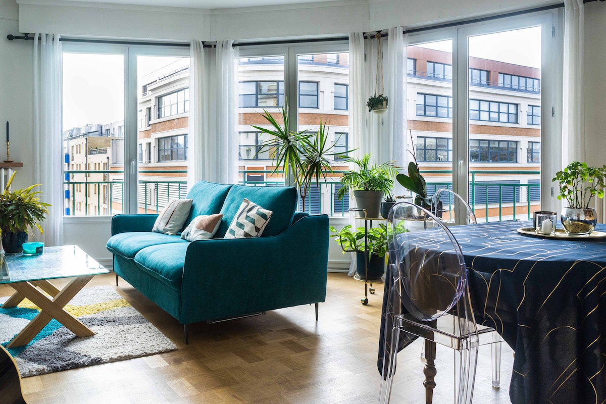 Голяма светла всекидневна с светъл хол 