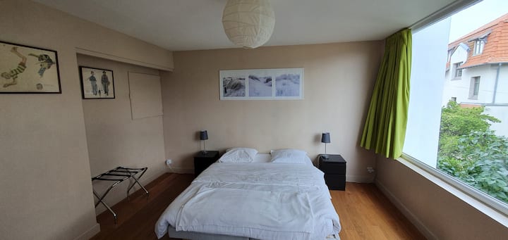 Krevet širine 160 cm u glavnoj spavaćoj sobi s kupaonicom i garderobom