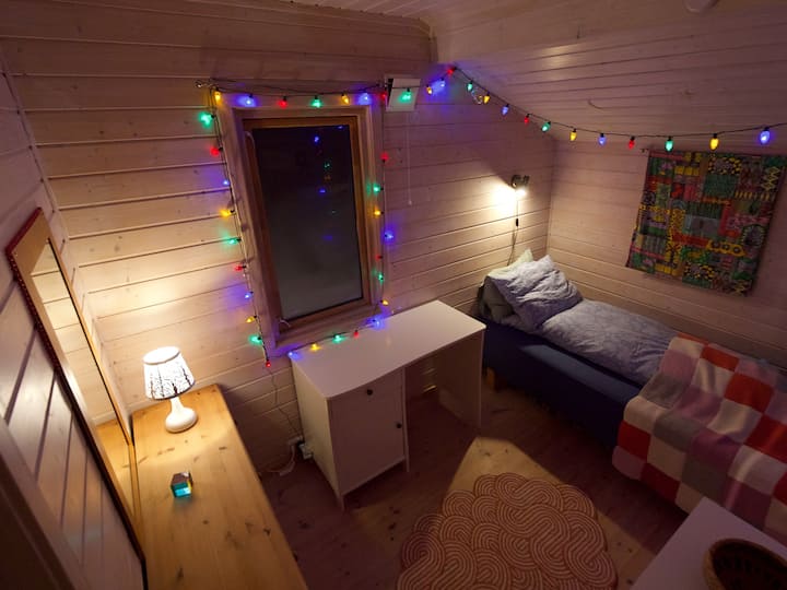 El dormitorio # 2 se actualiza a una cama de 150 cm de ancho. Aquí también encontrarás dos cómodas. La ventana también tiene una persiana negra para garantizar un buen sueño nocturno bajo el sol de medianoche.