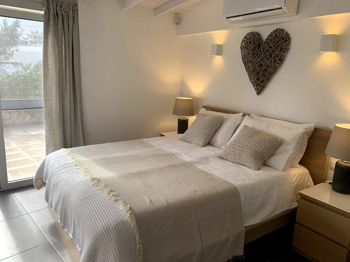 غرفة النوم 2 مع أبواب على الشرفة الأمامية.