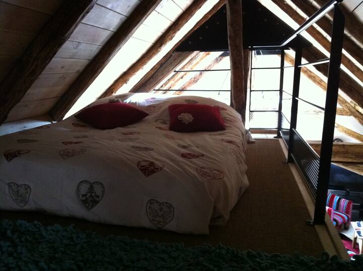 Mezzanine me 2 krevate dopio, hyrja nëpërmjet një shkalle mulliri nuk është e përshtatshme për fëmijë nën 12 vjeç