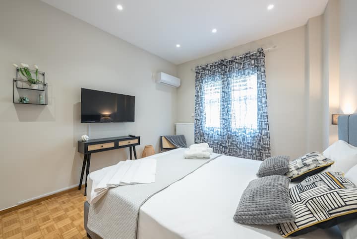 انغمس في الراحة الفخمة للسرير متوسط الحجم، مرتديًا البياضات الناعمة وتعلوها وسائد ناعمة، ودع مخاوفك تذوب.