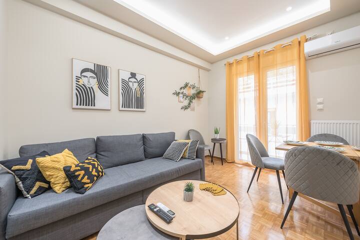 تقع هذه الشقة في قلب أثينا، وتوفر سهولة الوصول إلى المترو والمطاعم والحانات الصاخبة والمتاجر المناسبة لجميع احتياجاتك.