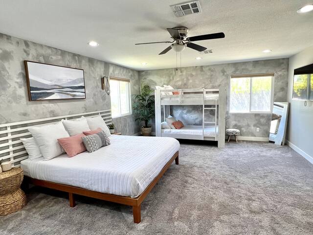 Huge Pool, Close to Everything gallery image 5