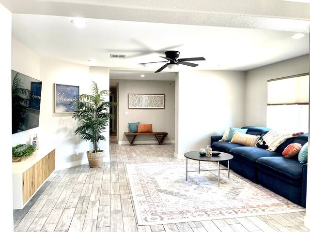 Huge Pool, Close to Everything gallery image 2