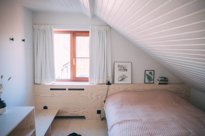 Chambre avec lit double et lavabo
