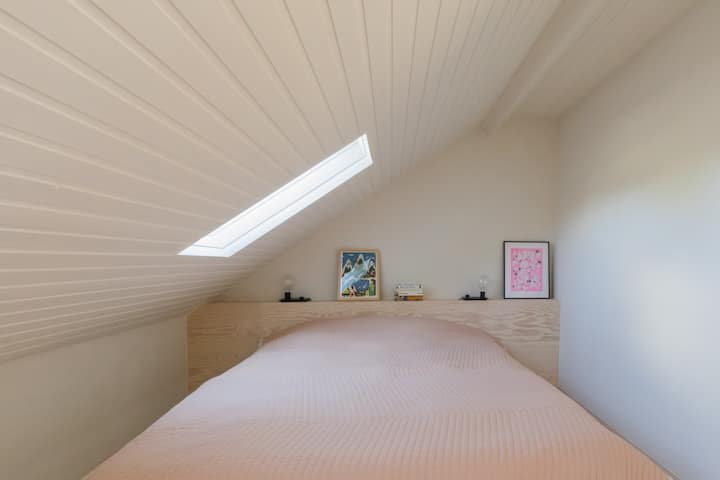 Chambre avec lit double et lavabo.