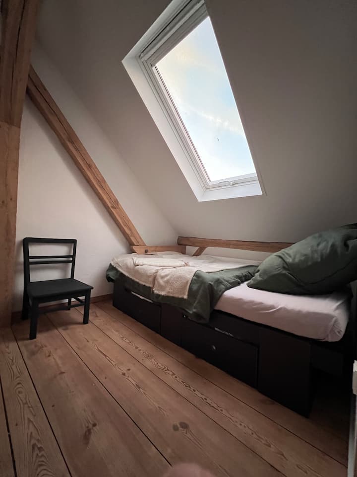 Едно от двете легла в малката спалня. Тук ще намерите две легла с размери 1x2 м.