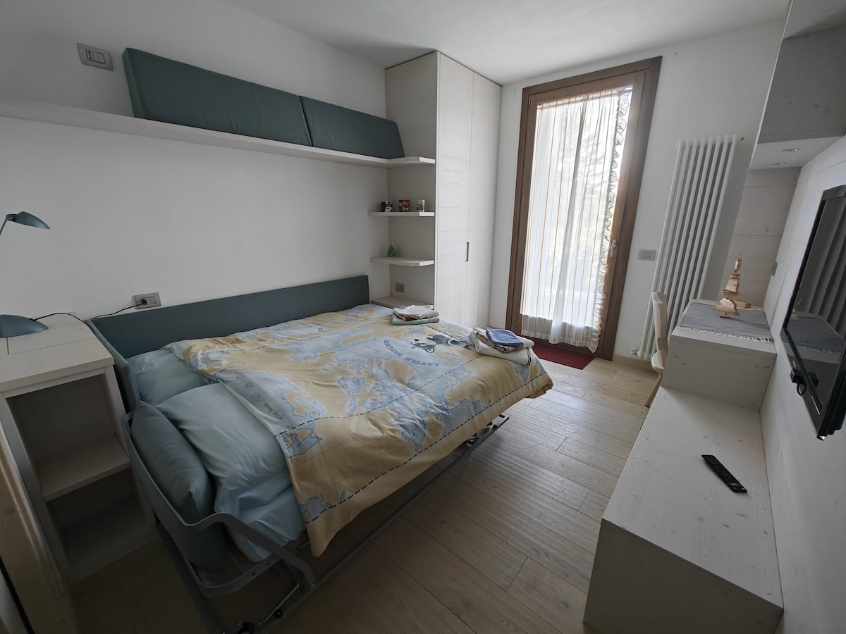 Საძინებელი/მისაღები ოთახი/სტუდიო ქვევით ორადგილიანი საწოლით - ასევე, შესაძლებელია 2 ცალკეული ერთადგილიანი საწოლის მომზადება