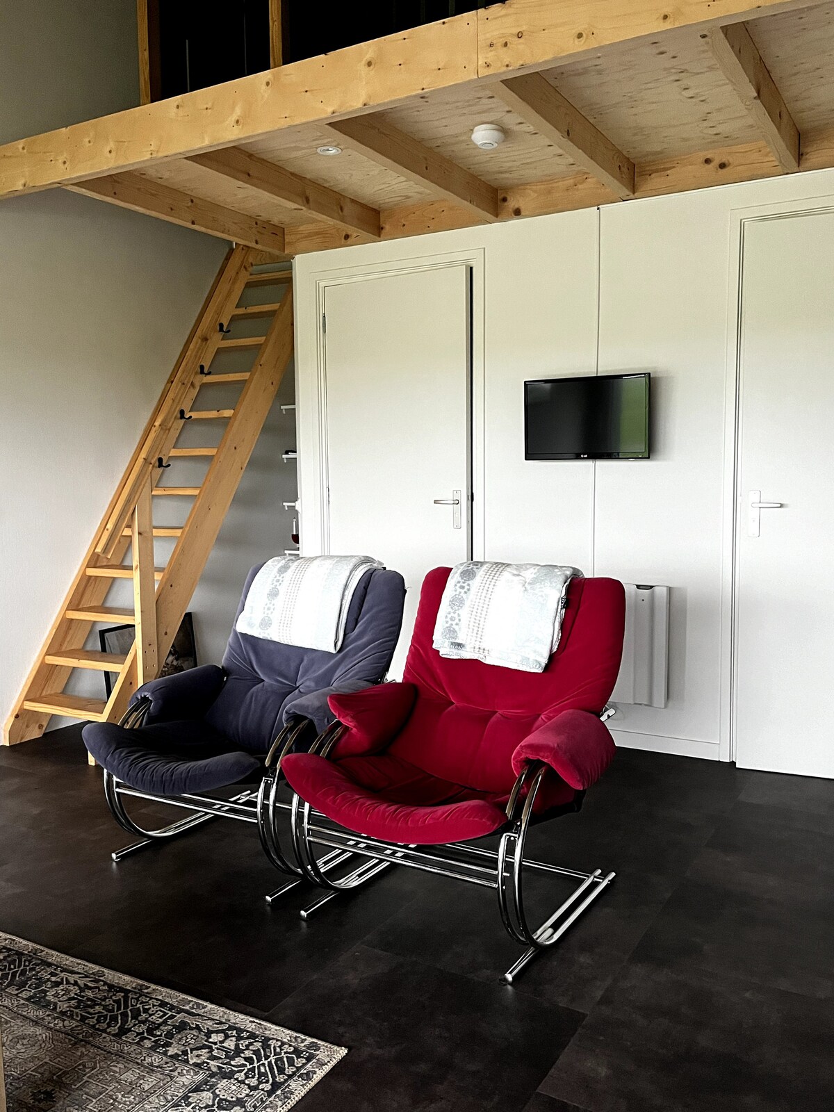 Popular Airbnb listing: Rural apartment with panoramic views! in Wijk 18 Weidestreek Zuidwest
