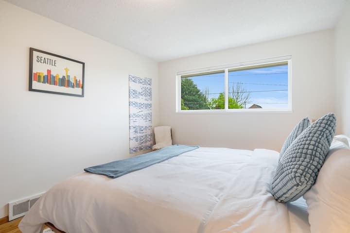 Კარადა საკიდებითა და კომოდით მარცხნივ. Ფანჯარა უკანა ეზოს აწყდება. 

Მეორე საძინებელი ამ საძინებლის მარცხნივ მდებარეობს.