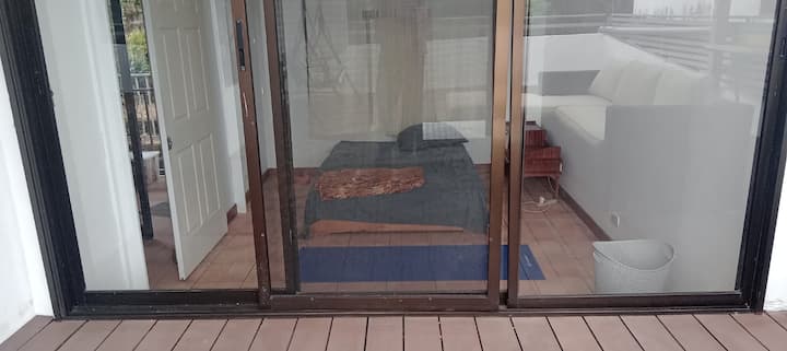 Segundo Piso. Habitación com cama full, salida a la terraza y acceso al baño del segundo piso