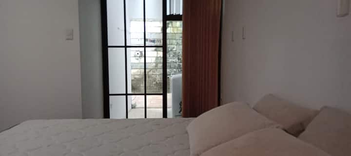 Primer Piso. Habitación con cama king, cuarto de lavado y baño.