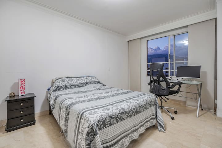 Camera da letto n. 3 con scrivania e Bagno privato. 