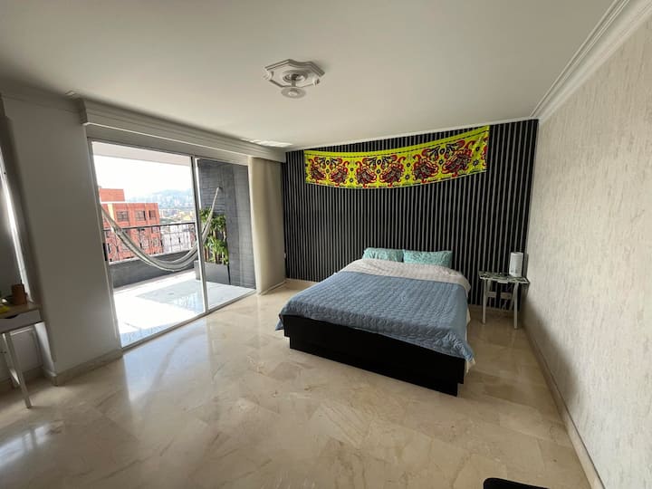 Camera da letto principale con letto matrimoniale e balcone privato. 