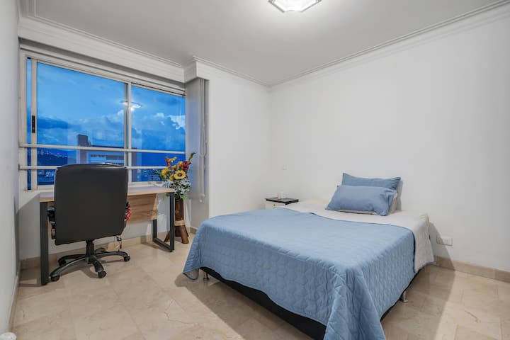 Camera da letto n. 2 con scrivania e Bagno privato. 