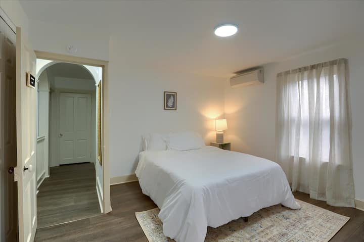 Spálňa 2
2. poschodie
Posteľnábielizeň s manželskou posteľou
k dispozícii
Hluk/zvukový prístroj v skrini

Nabíjacia stanica USB a USB-3