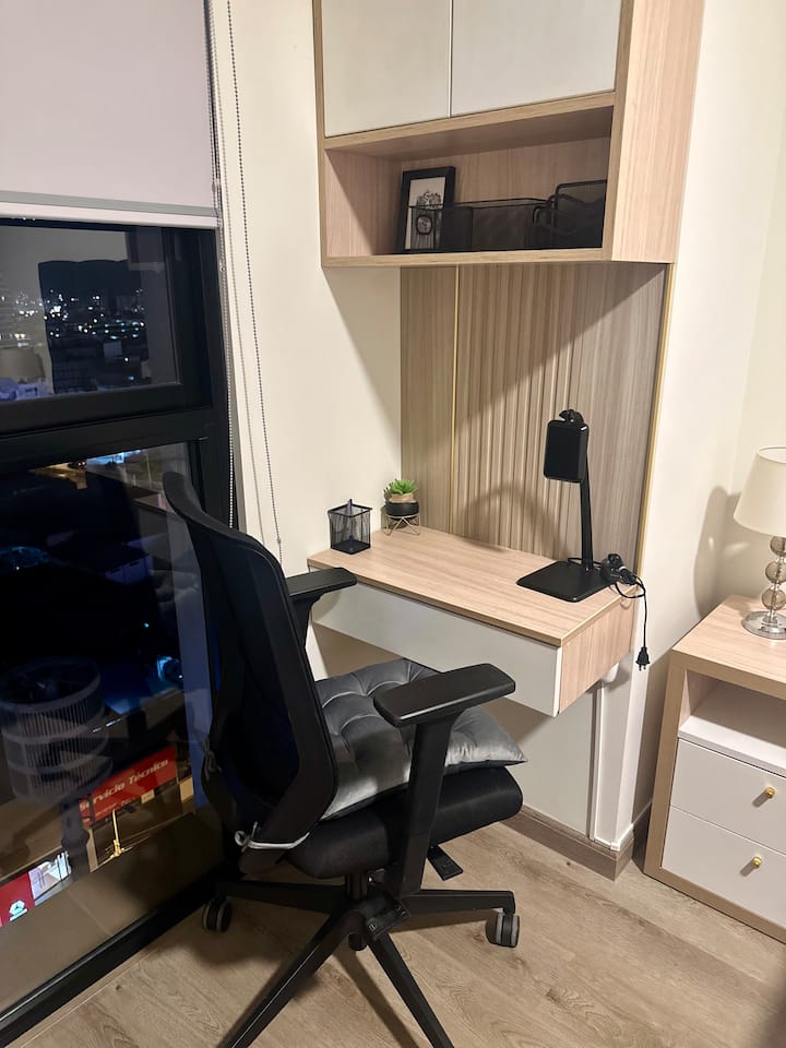 منطقة حصرية للعمل و/أو الدراسة. يحتوي على كرسي مريح وواي فاي عالي السرعة.