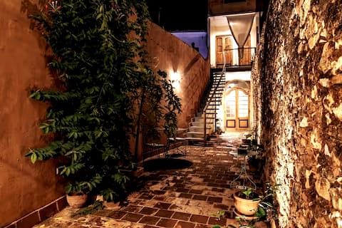 Central Colonial House/Solar panels & Wi-Fi!