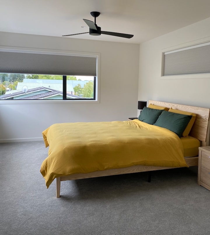 Quarto principal com cama king size.