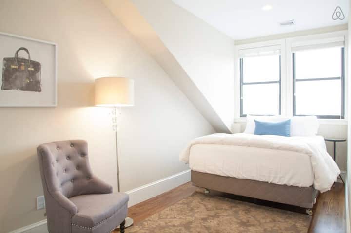 Spavaća soba br. 1 - Sadrži bračni krevet (160x200), minijaturni stolić, stolicu za sjedenje, podnu svjetiljku i ormar.