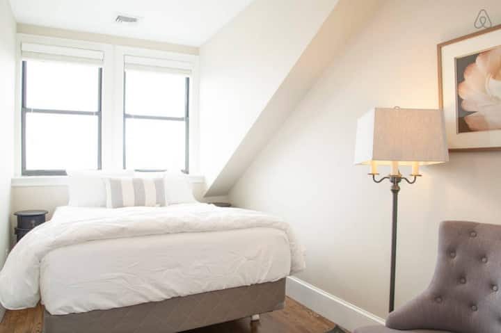 Spavaća soba br. 2 - u osnovi zrcalna slika druge spavaće sobe.  Sadrži bračni krevet, mali pomoćni stolić, stolicu za sjedenje, podnu svjetiljku i ormar.