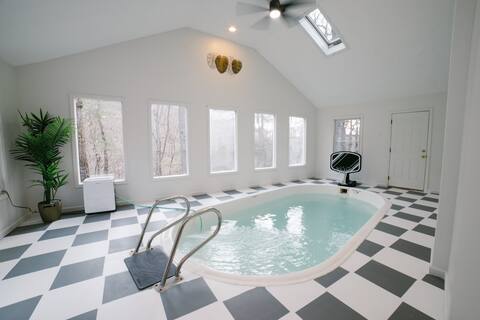 Round House + Pool | Near Bristol with 7 acres!