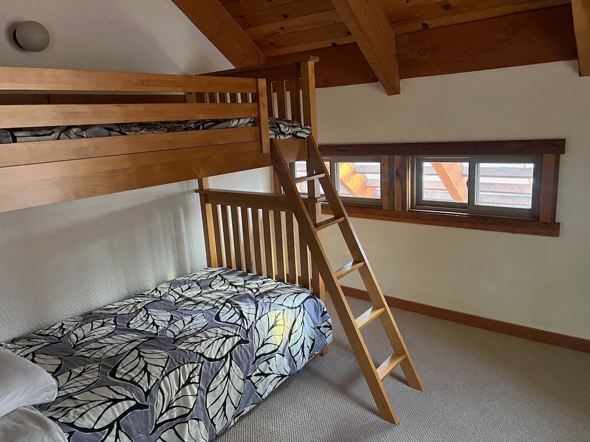 Giường tầng trong phòng ngủ trên lầu số2