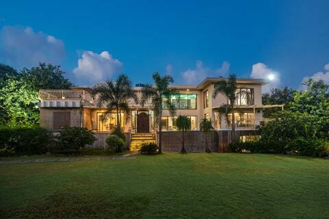 4 BR Luxury Pool Villa with Game Room & Lawn