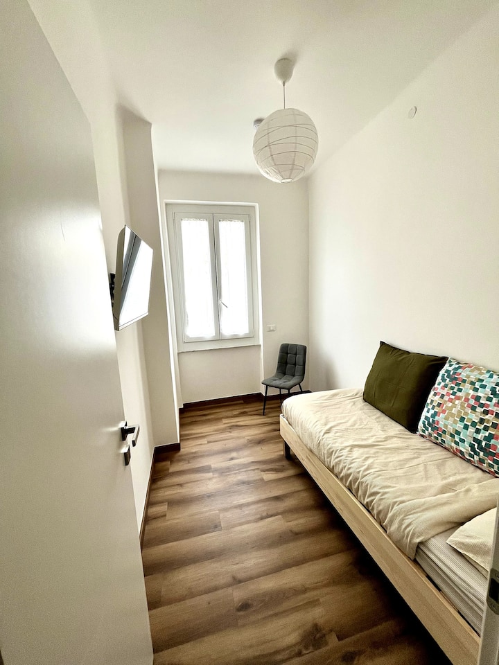 卧室配备单人床和电视。 