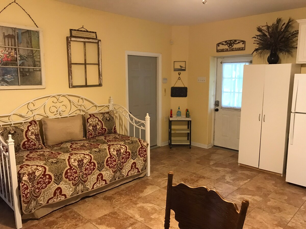 Მთავარი ოთახი შესასვლელიდან