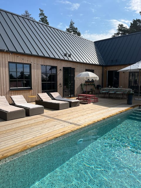 Unique villa with pool & south-facing location