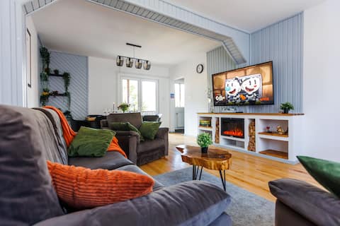 Top Airbnb: The Bear House 2 | Panoramic Indoor Jacuzzi in Bușteni