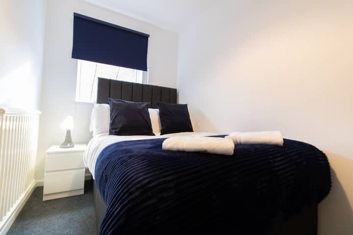 „Útulná spálňa s dvoma lákavými samostatnými posteľami a praktickým pracovným priestorom, ktorá poskytuje pokojné útočisko na pokojný spánok alebo sústredenú prácu počas vášho pobytu.“