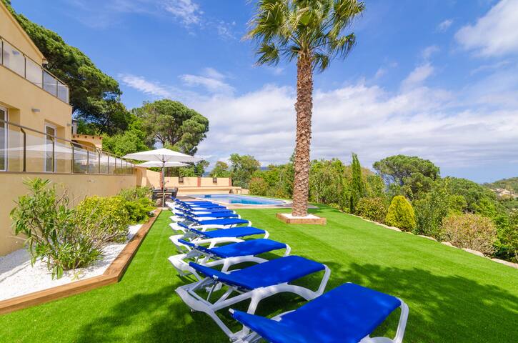 Spacious villa with swimming-pool and views gallery image 2