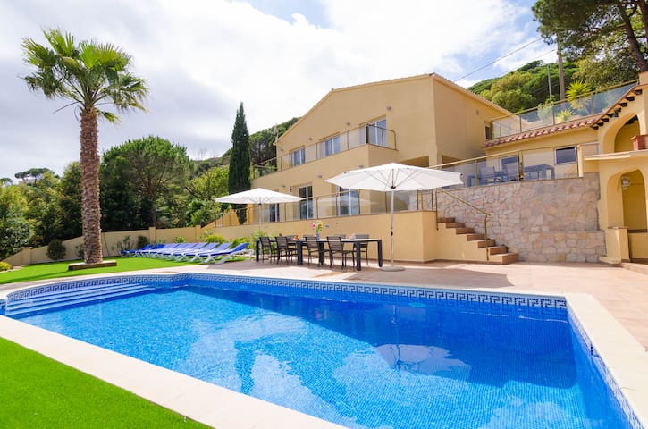 Spacious villa with swimming-pool and views