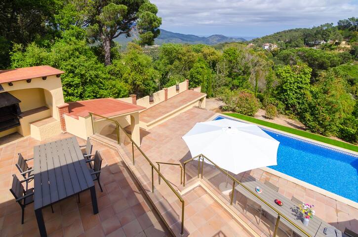 Spacious villa with swimming-pool and views gallery image 3