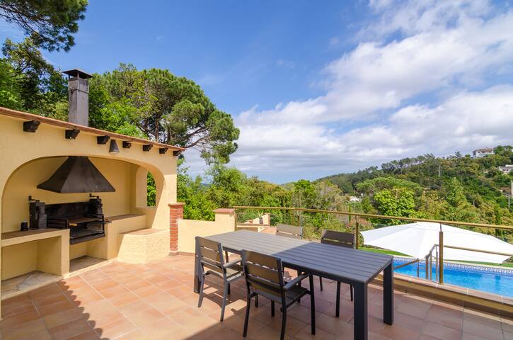 Spacious villa with swimming-pool and views gallery image 4