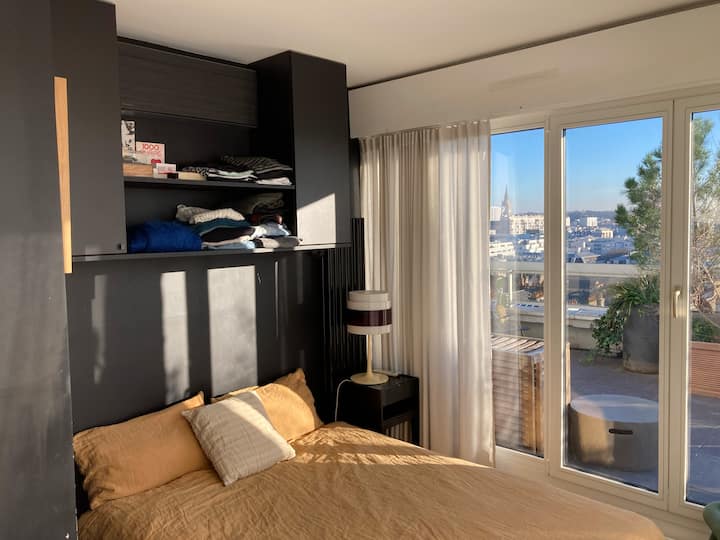 Საძინებელი 2.
საწოლი 140 სმ.
Პარიზის ხედი.
